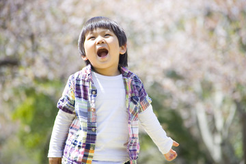 楽しそうに遊ぶ子供