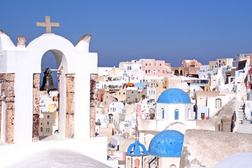 Oia auf Santorin, mit Kirchenglocke