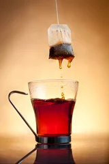 Crédence de cuisine en verre imprimé Theé Tasse de thé chaud avec sachet de thé
