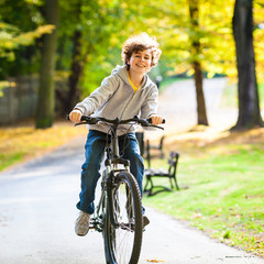 Fototapeta na wymiar Urban biking - teenage boy and bike in city park