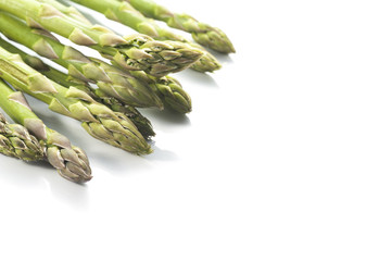 白背景に複数のアスパラガス