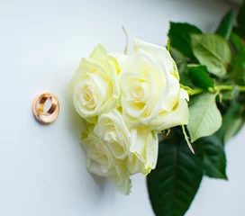 Fototapeten Golden rings and white roses © Fxquadro