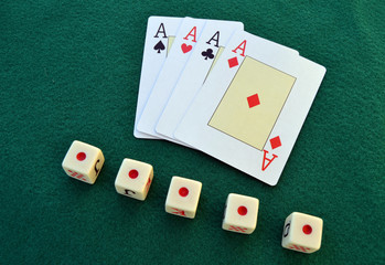 Ases en cartas y dados de juego