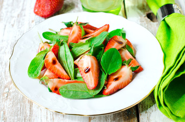 .Salad with strawberries and spinach with balsamic