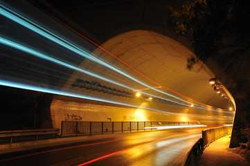 Fototapeta na wymiar Światła tunelu w nocy - zdjęcia longexposure