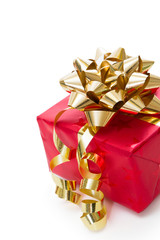 Rotes Weihnachtsgeschenk mit goldener Schleife