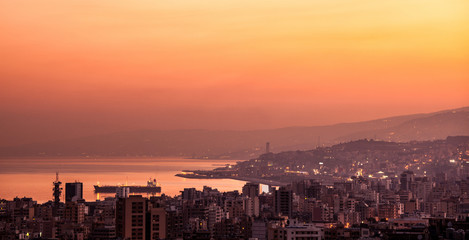 Fototapeta na wymiar Zachód słońca w górach miasta