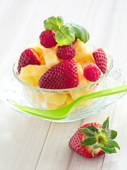 Obstsalat aus Ananas, Erdbeeren und Himbeeren