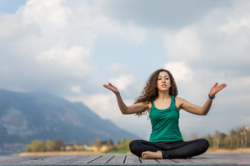 Giovane ragazza che pratica yoga