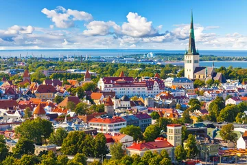 Schilderijen op glas Aerial panorama of Tallinn, Estonia © Scanrail