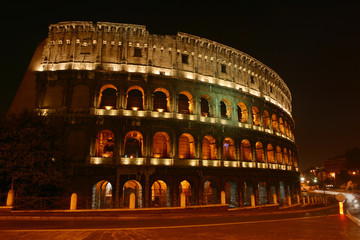 Fototapeta na wymiar Koloseum w nocy