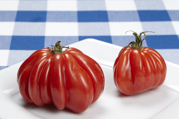 Ochsenherztomaten auf einem Teller