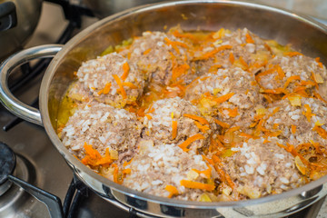 Pan with meatballs in vegetable sauce