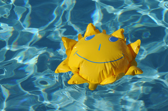 Swimming pool mit Kinderspielzeug.