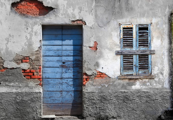 porta e finestra fatiscente