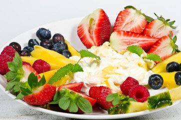 Fruchtig-leichter Sommer-Genuss mit Quark und Obst