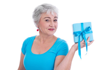 Ältere Frau mit einem Geschenk zum Muttertag