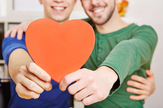 Schwule M&auml;nner halten rotes Herz