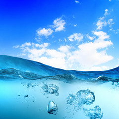 Sea wave with bubbles