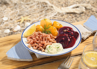 Klassisches Krabben- und rote Beete Menü im Strandrestaurant