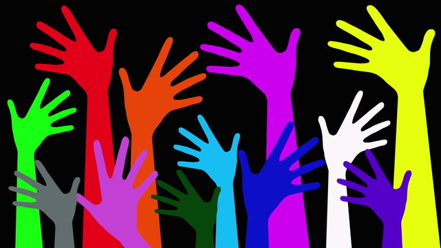 gruppo di mani colorate che si innalzano