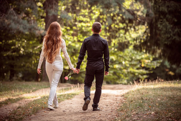 Obraz premium Love and affection between a young couple at the park