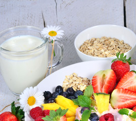 Guten Morgen: Früchte, Milch, Joghurt und Haferflocken