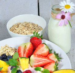 Guten Morgen: Gesundes Frühstück mit Milch und Früchten