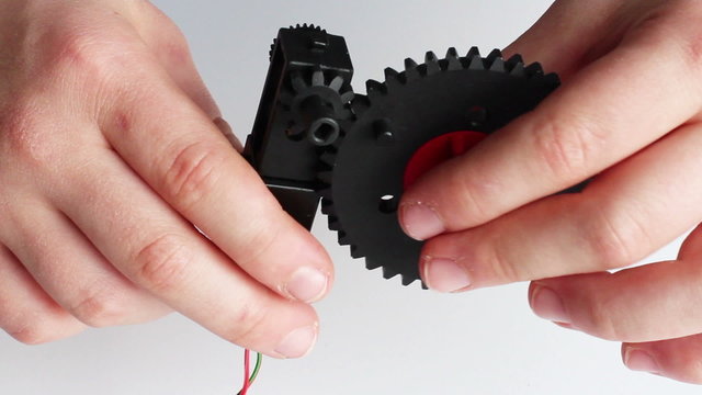 Kind spielt mit Zahnrad