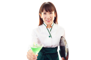 カクテルを運ぶ笑顔のウエイトレス