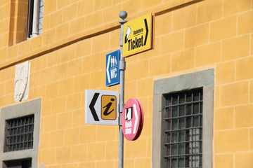 Indicators,Piazza dei Miracoli ,Pisa, Tuscany, Italy
