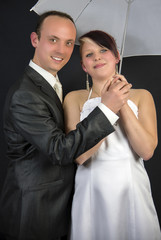 Portrait Brautpaar mit Schirmchen