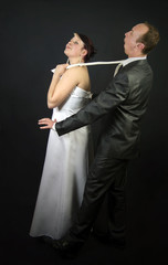 Braut schleift Bräutigam vor den Altar