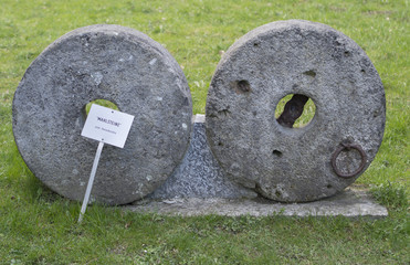 Schwere Mühlsteine im Heimatmuseum