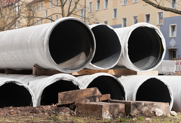 Gewaltige Kanalrohre aus Kunststoff auf einer Baustelle