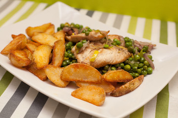 kurczak z groszkiem i pieczonymi ziemniakami_3 © gwiazdaa