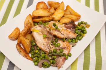kurczak z groszkiem i pieczonymi ziemniakami_2 © gwiazdaa