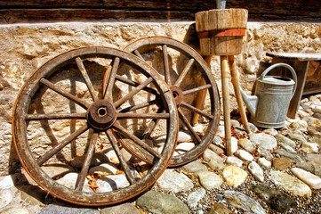 Obraz premium old wagon wheels
