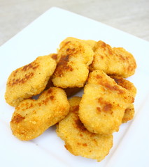 assiette de nuggets de poisson  frits 