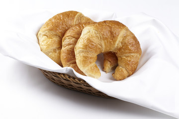 Korb mit Croissants und Schokocroissant