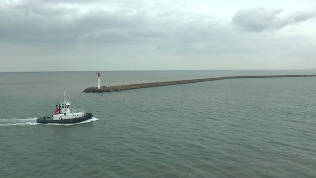 remorqueur dans le ort ouest dunkerque