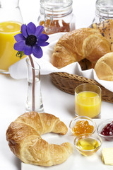 Frühstückstisch mit Croissant und Marmelade