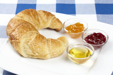 Croissant mit Marmelade und Honig