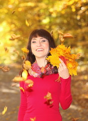 Obraz premium Portrait of woman in autumn park