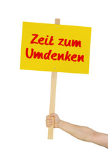 Person hält Schild mit der Aufschrift Zeit zum Umdenken