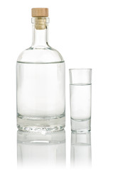 gefüllte Spirituosenflasche mit einem vollen Schnapsglas
