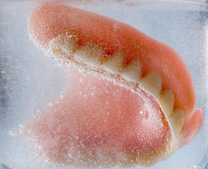 Zahnprothese im Wasserglas