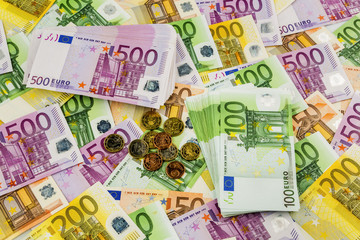 Viele verschiedene Euro-Geldscheine