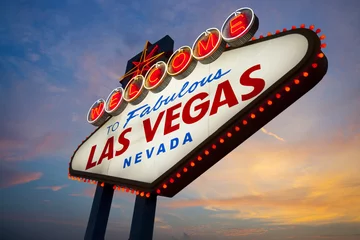 Foto auf Acrylglas Willkommen im Las Vegas-Schild bei Sonnenuntergang © somchaij