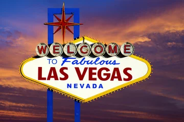 Gartenposter Willkommen im Las Vegas-Schild bei Sonnenuntergang © somchaij